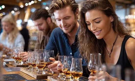 Speyside Whisky Tasting Speyside Whisky Tasting von jungen Erwachsenen mit Nosing Gläsern