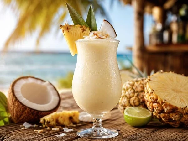 Piña Colada Cocktail mit Ananas Kokos und Rum