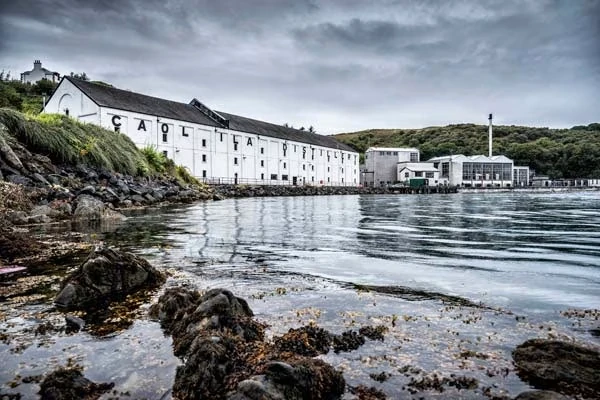 Caol Ila Distillery auf Islay am Sound of Islay