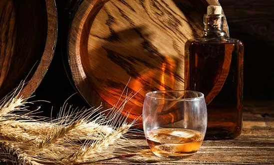 Rye Whiskey Fass Rye Whiskex Glas und Flasche vor Fass mit Roggenähren