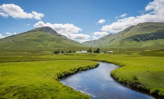 Lowlands saftige Wiesen, Berge und Fluss in den Lowlands
