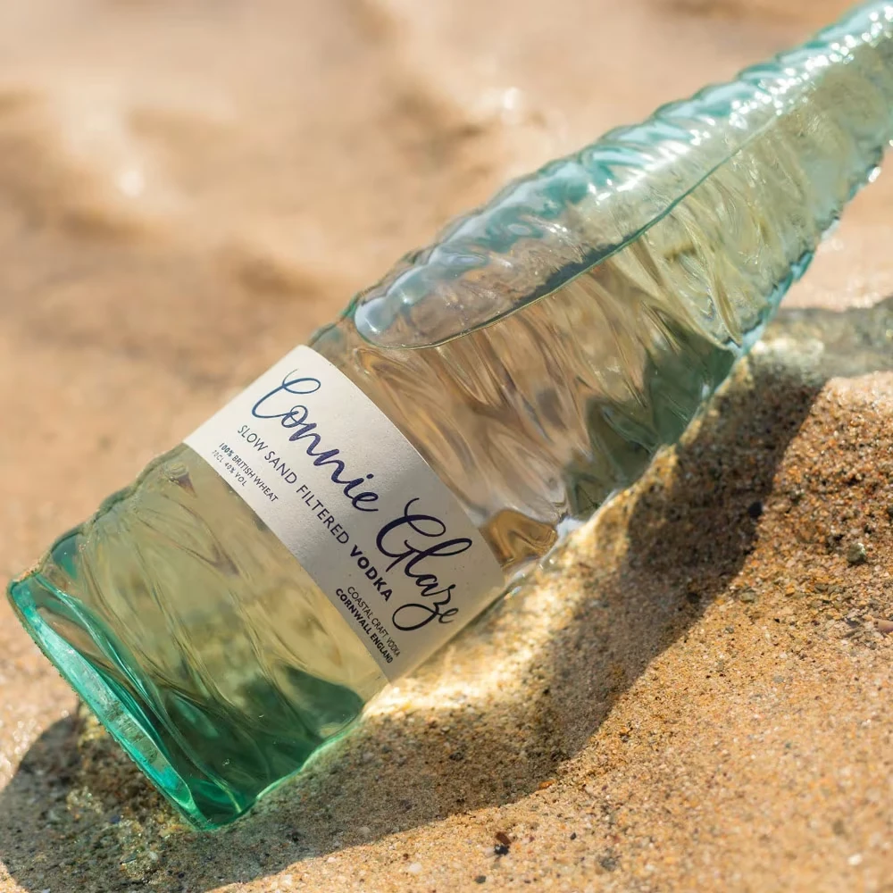 Connie Glaze Vodka im Sand