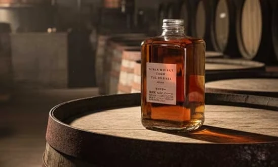 Japanischer Blended Whisky Japanischer Whisky Nikka from the Barrel auf einem Fass in der Brennerei