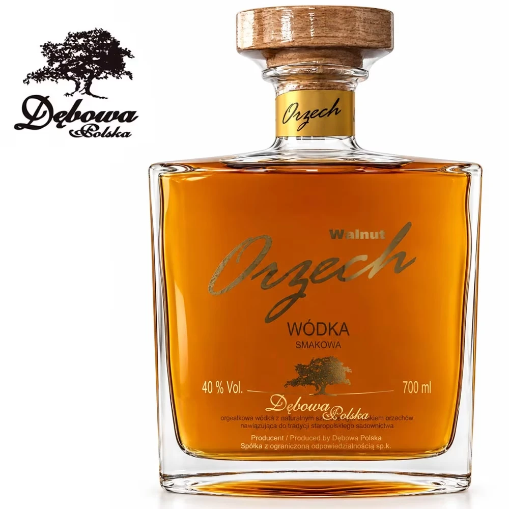 Debowa Orzech Vodka in Karaffe