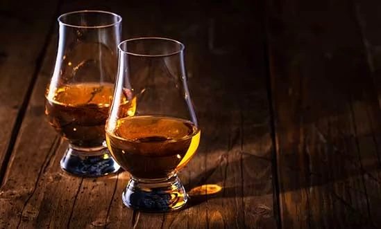 Lowland Whisky Verkostung Lowland Whisky Tasting mit Nosing Gläsern auf Holztisch