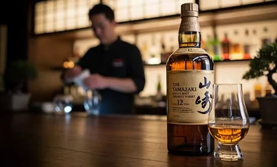 Japanische Whisky Japanischer Whisky auf einem Tresen in einer Bar