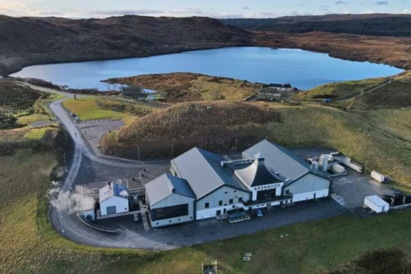 Ardnahoe Distillery am Loch Ardnahoe auf der schottischen Insel Islay