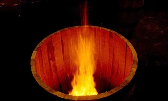 Bourbon Fass Bourbon Fass beim Auskohlen