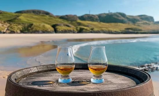 Islay Whisky auf Whiskyfass vor Islay Strand