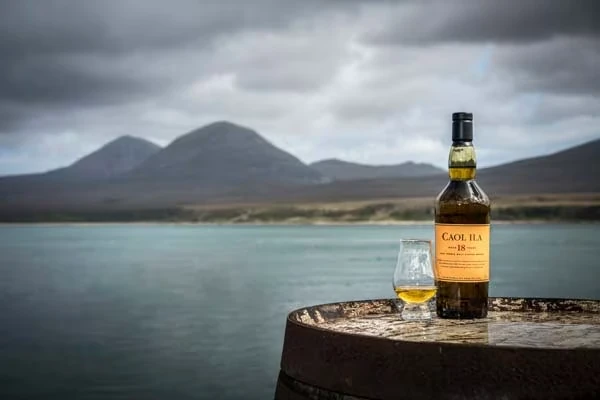 Caol Ila 18 Jahre Single Malt Whisky vor der Landschaft von Islay