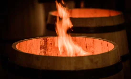Amerikanische Whiskey Fässer Amerikanische Whiskey Fässer beim Toasten
