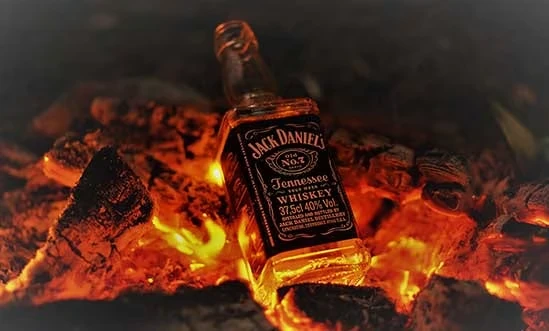 Tennessee Whisky auf Holzkohle