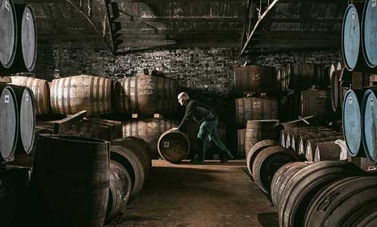 Reifung von Ardbeg Whisky in Eichenfässern