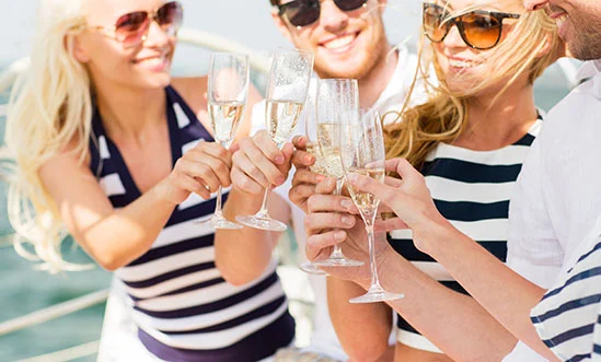 Champagner trinken mit Freunden