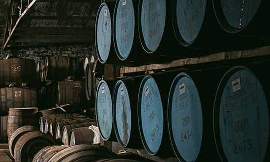 Whiskyfässer der Ardbeg Distillery auf Islay