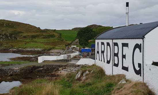 Historische Gebäude der Ardbeg Whisky Destillerie