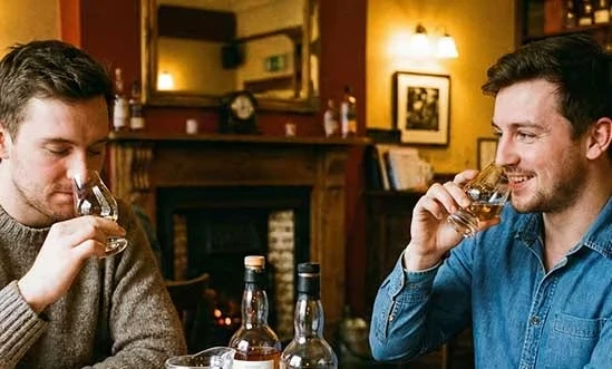 2 junge Männer bei der Verkostung von Whisky aus Campbeltown