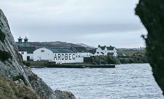 Ardbeg Distillery auf der schottischen Insel Islay