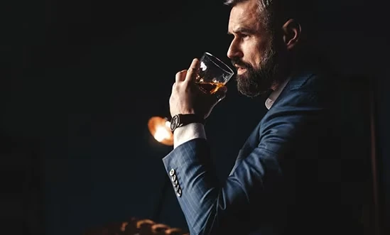 Aus Whiskyglas trinken Aus Whiskyglas trinken