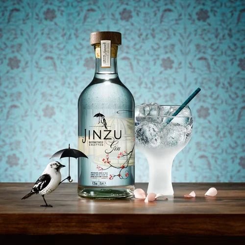 Jinzu_Gin_mit_Vogel