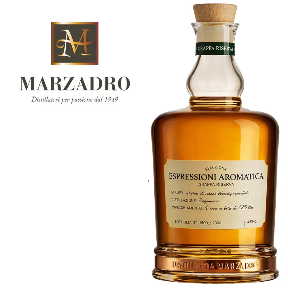 Whiskey, Grappa, Destillerie, Glasflasche, Bernsteinfarbe, Flasche Whiskey, Italienischer Geist, Glasflasche, Goldenes Bernstein, Grappa Riserva