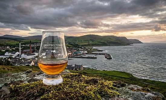 Campbeltown Whisky auf Heidekraut vor Campbeltown