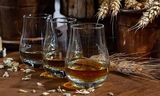 Speyside Whisky Herstellung Speyside Whisky im Glas und Gerste