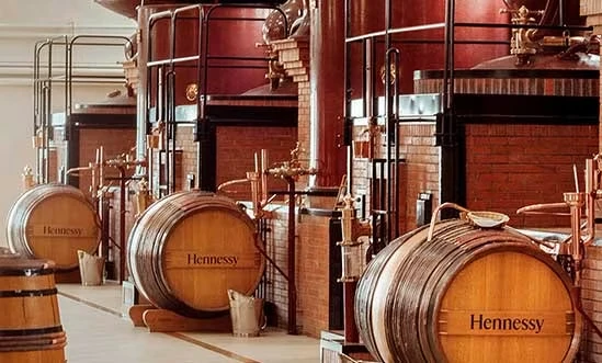 Traditionelle Destillation von Hennessy Cognac in kupfernen Brennblasen